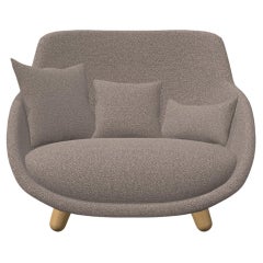 Moooi Love Sofa mit hoher Rückenlehne aus Liscio, Latte Scuro-Polsterung und weißen Waschbeinen