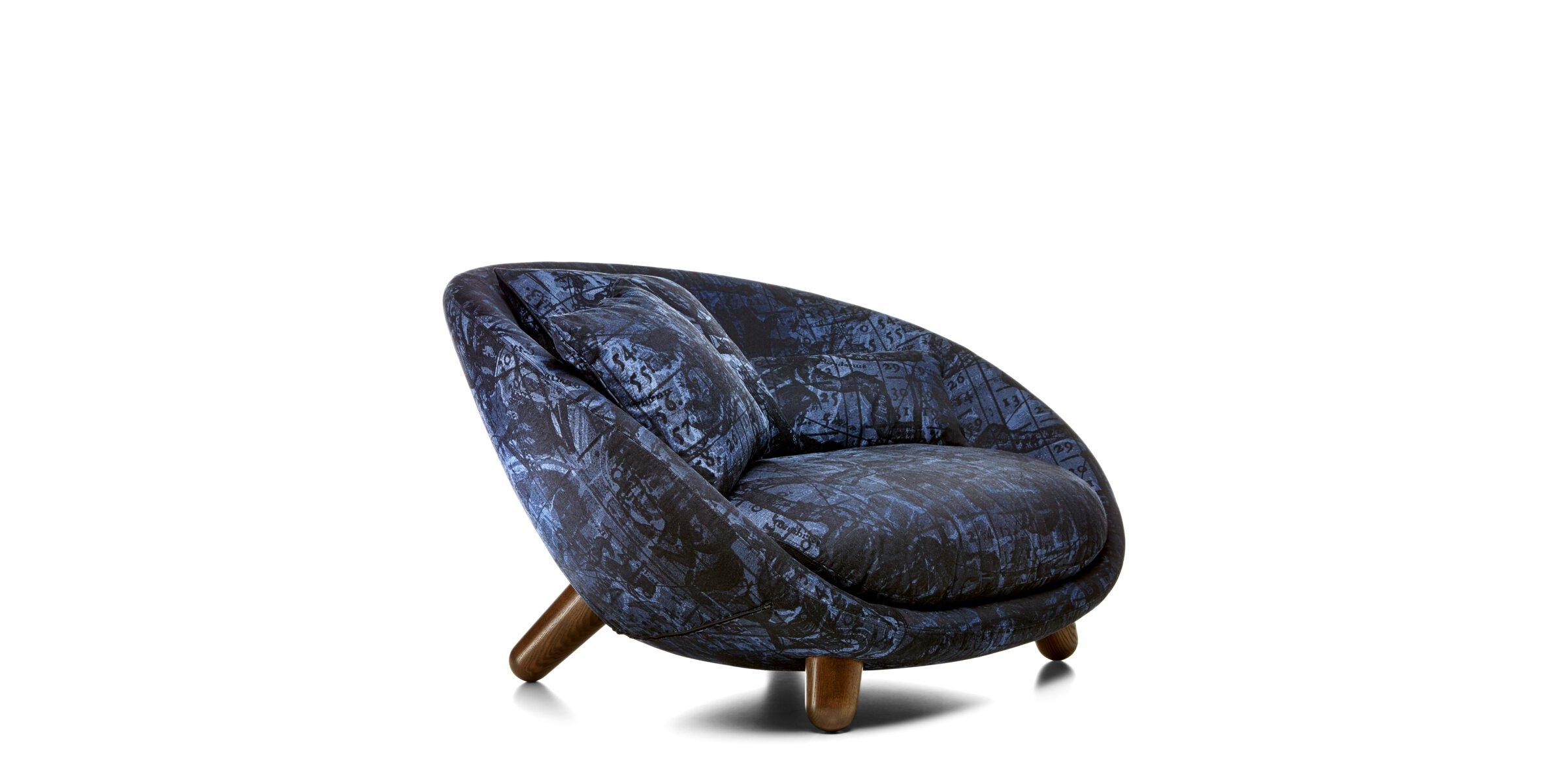 Have you ever fallen in love with a chair or on a sofa? Both experiences are possible, even probable while enjoying a romantic dinner for two in the Love chair or cuddling up with your sweetheart in one of the Love sofas by Marcel Wanders. True love