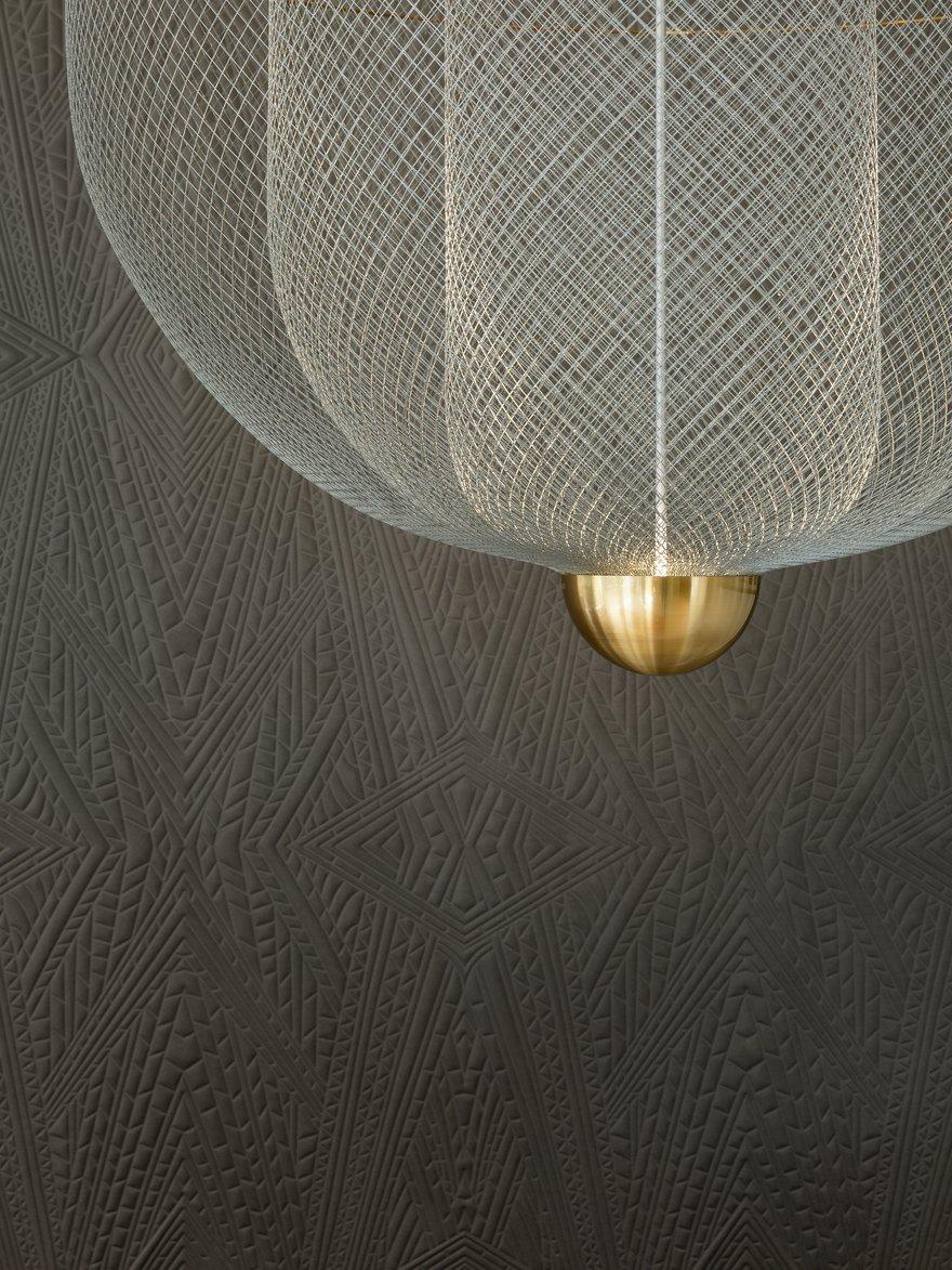 Whoever sets eyes on the Meshmatics chandelier will never guess what hides behind its sophisticated appearance. Rick Tegelaar elevated the nature of humble wire netting by developing a machine and a set of tools to model it with accuracy. The full