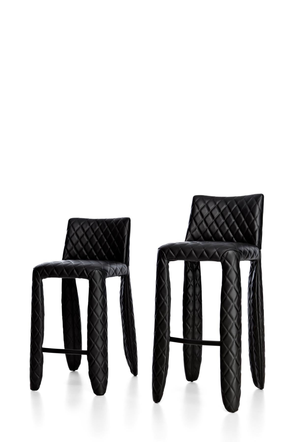 Uno sgabello da bar morbido, gonfio ed elegante come simbolo dell'eterna battaglia tra forze opposte che si svolge nella vita e che possiamo facilmente riconoscere dentro di noi, se abbiamo il coraggio di aprire gli occhi. Spaventoso? Niente