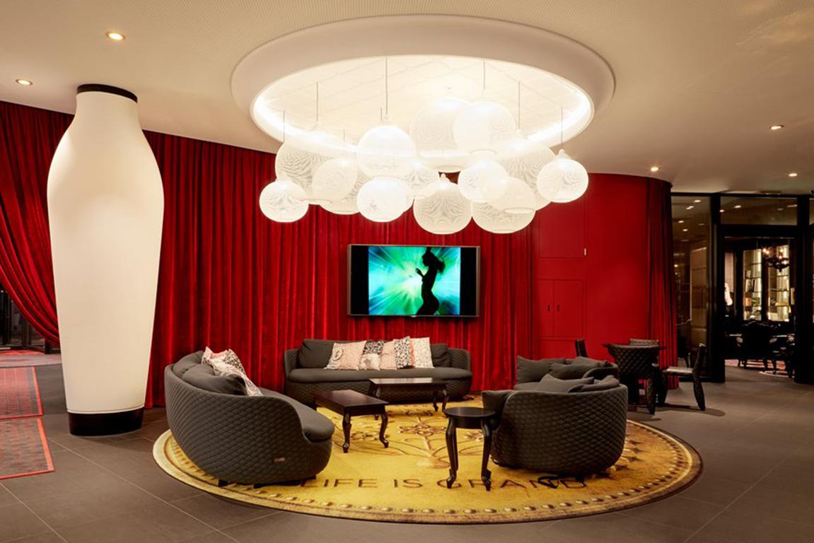 Moooi Monster Naked Chair in Steelcut Trio 3, rivestimento rosso 515 In condizioni Nuovo in vendita a Brooklyn, NY