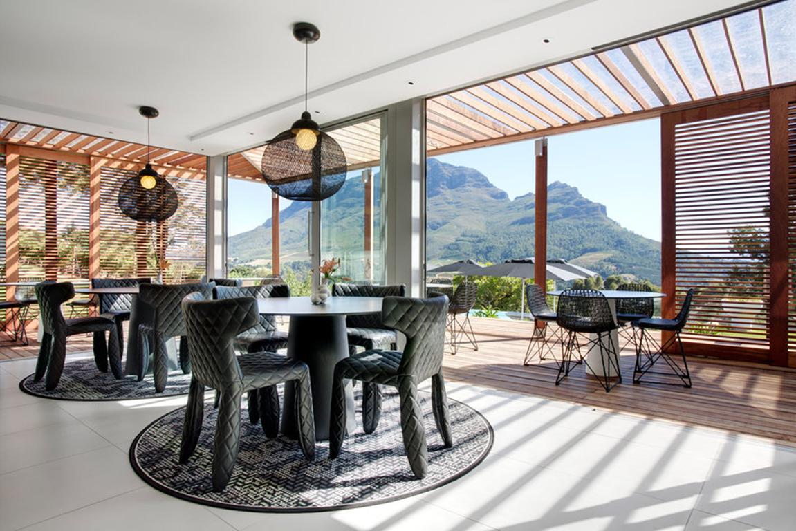 XXI secolo e contemporaneo Moooi Monster Naked Chair in Steelcut Trio 3, rivestimento rosso 515 in vendita