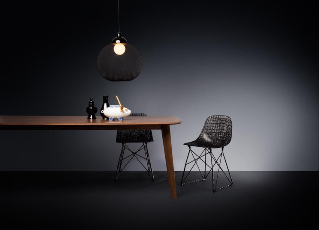 Le signore anziane li chiamano gomitoli ordinatamente arrotolati, i bambini parlano di bolle di sapone appese alle lampadine. Alcuni dicono che servono a illuminare le notti arabe, Moooi dice che sono luci non casuali. Non Random non emette una luce