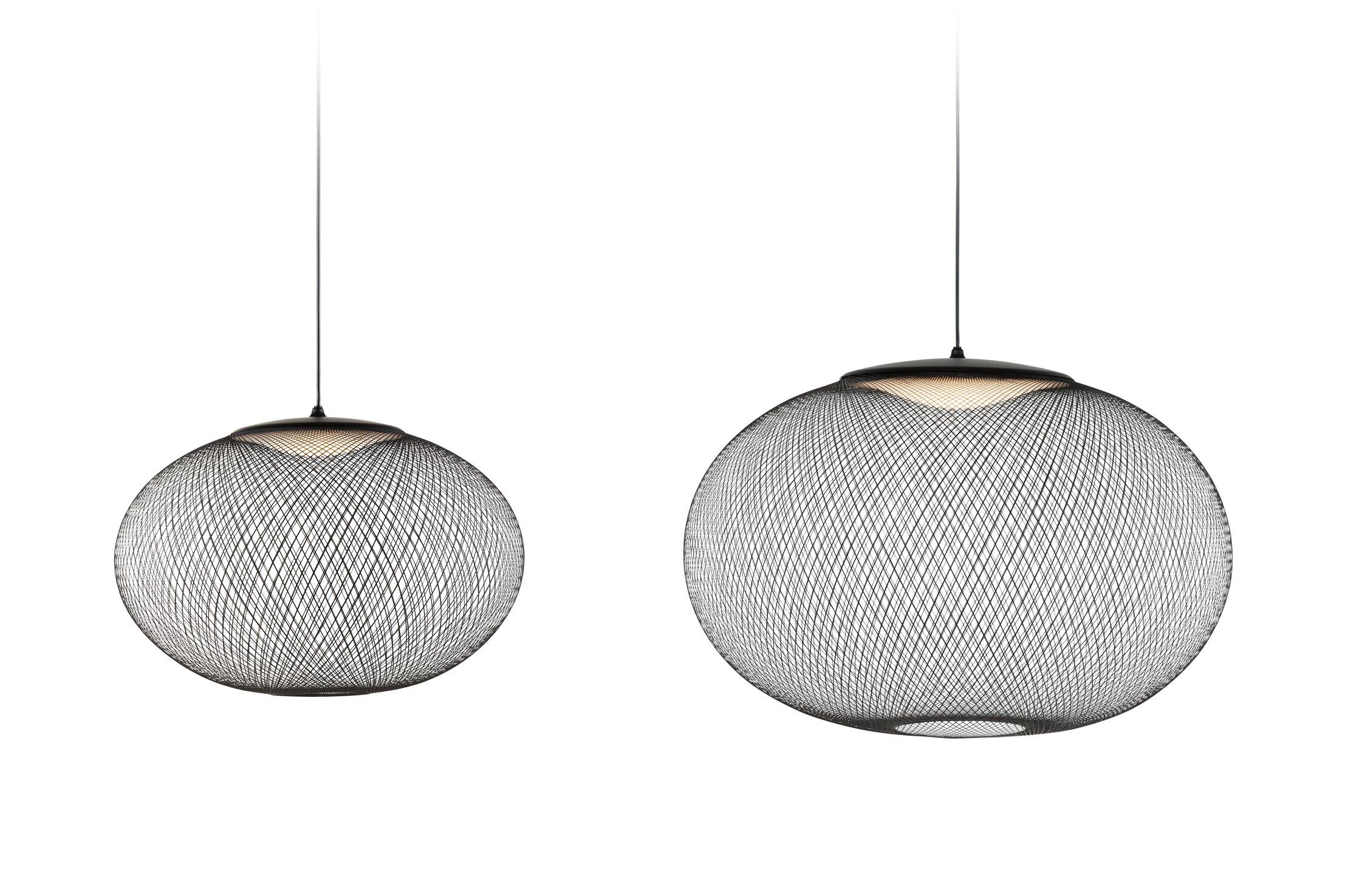 NR2 di Bertjan Pot è un'elegante e luminosa bolla di filo bianco o nero. Il motivo a reticolo crea una rete sottile che brilla e risplende alla luce. La tela fine è di forma ovale e porta la firma dello stile di Bertjan Pot; am designs creati da un