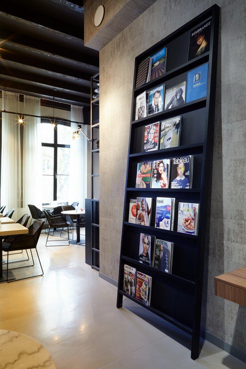 Laqué Grande armoire/étagère murale Moooi Oblique en hêtre laqué gris-bleu en vente