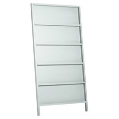 Petite armoire/étagère murale Moooi Oblique en hêtre laqué gris clair