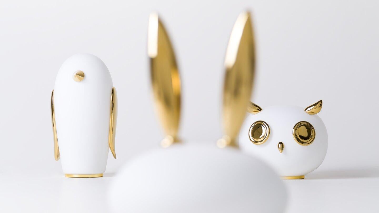 Uhuh, Purr & Noot Noot (Eule, Kaninchen & Pinguin) sind eine Serie von Tischlampen von Marcel Wanders mit ganz eigenen Persönlichkeiten und Eigenschaften. Abgerundet, liebenswert und elegant, finden sie ihren Platz in jeder Art von Raumklima und