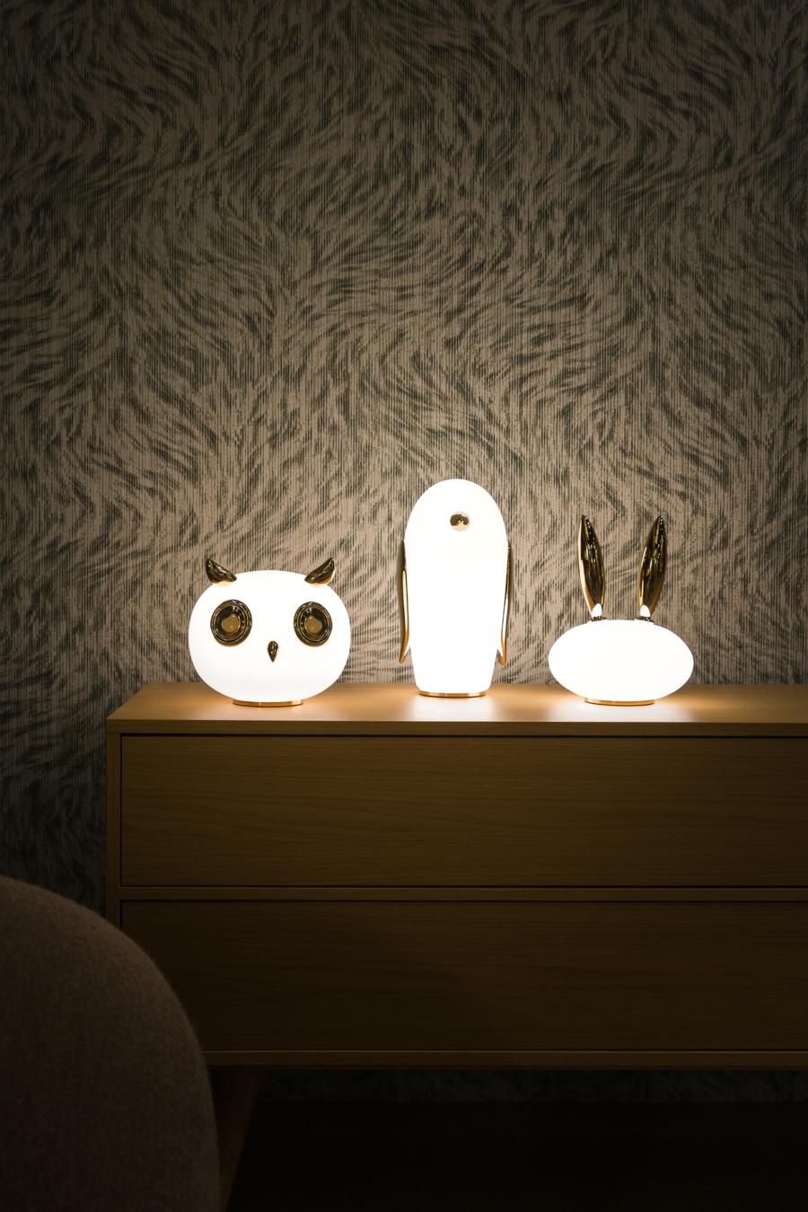 Modern Moooi Pet Noot Noot Penguin Table Lamp in Matt White Glass with Golden Elements For Sale