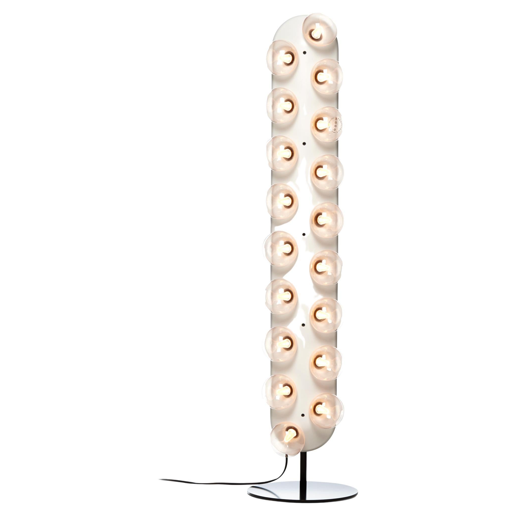 Lampadaire vertical Moooi Prop Light avec ampoules en verre blanc doux de Bertjan Pot