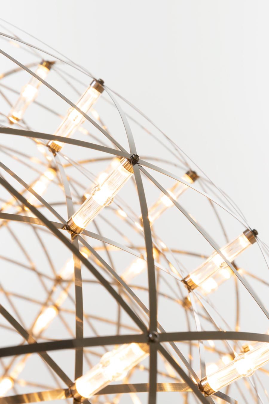 The Raimond lights: perfect spheres of mathematical ingredients punctuated by tiny LED lights. Designer Raimond Puts was not only intrigued by the shape of the geodesic dome, but also with the mystery of prime numbers. It’s no coincidence that the