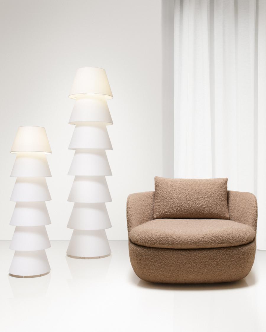 Moooi: Stehlampe mit 5 Lampenschirmen aus weißem PVC/Viskose-Laminat auf Metallrahmen (Moderne) im Angebot