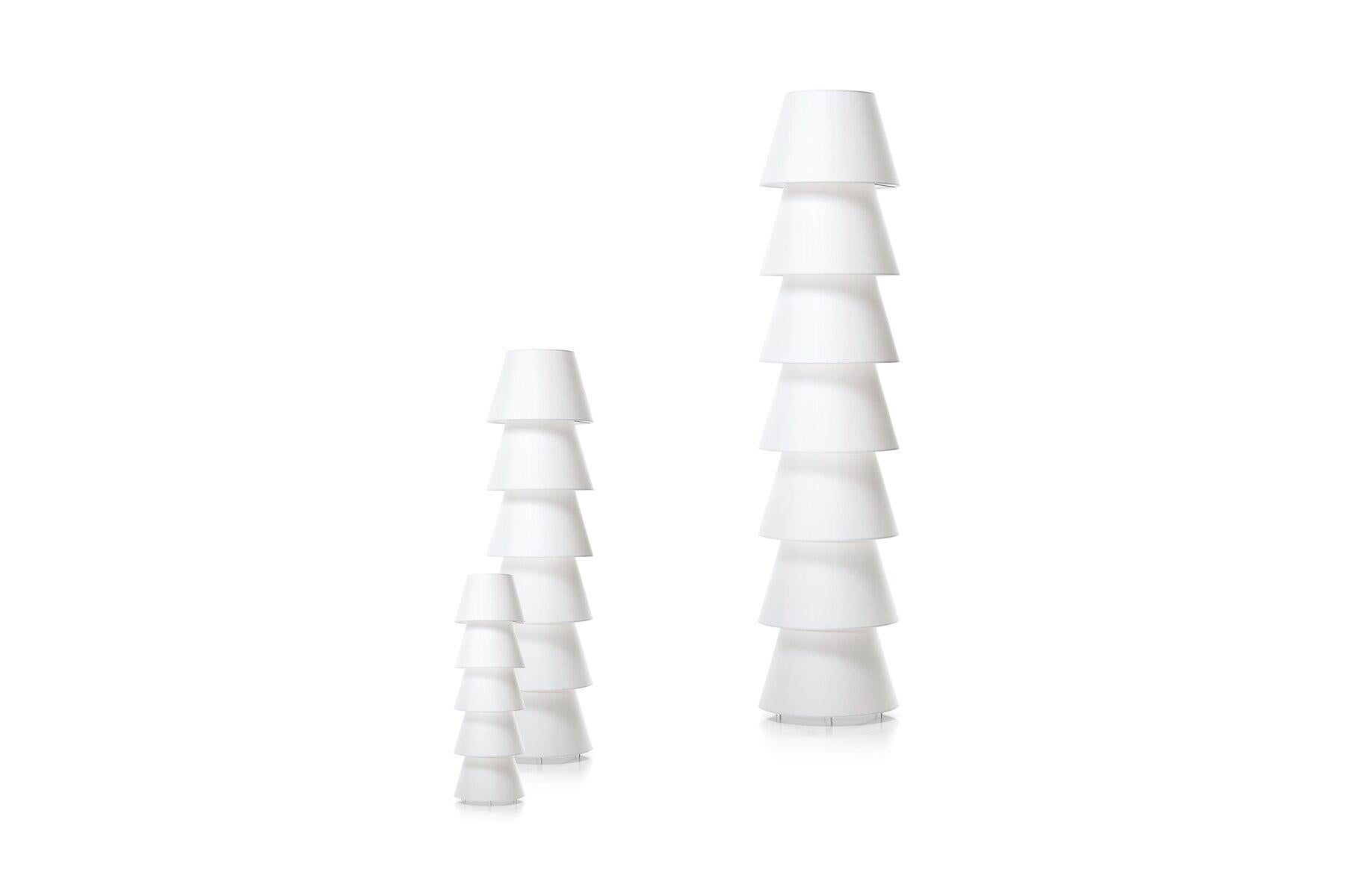 L'abat-jour conique est une forme archétypale - c'est ce à quoi la plupart des gens imaginent qu'une lampe doit ressembler. Avec Set Up Shades, Marcel Wanders explore les limites des formes de caractères. Set Up Shades semble être composé