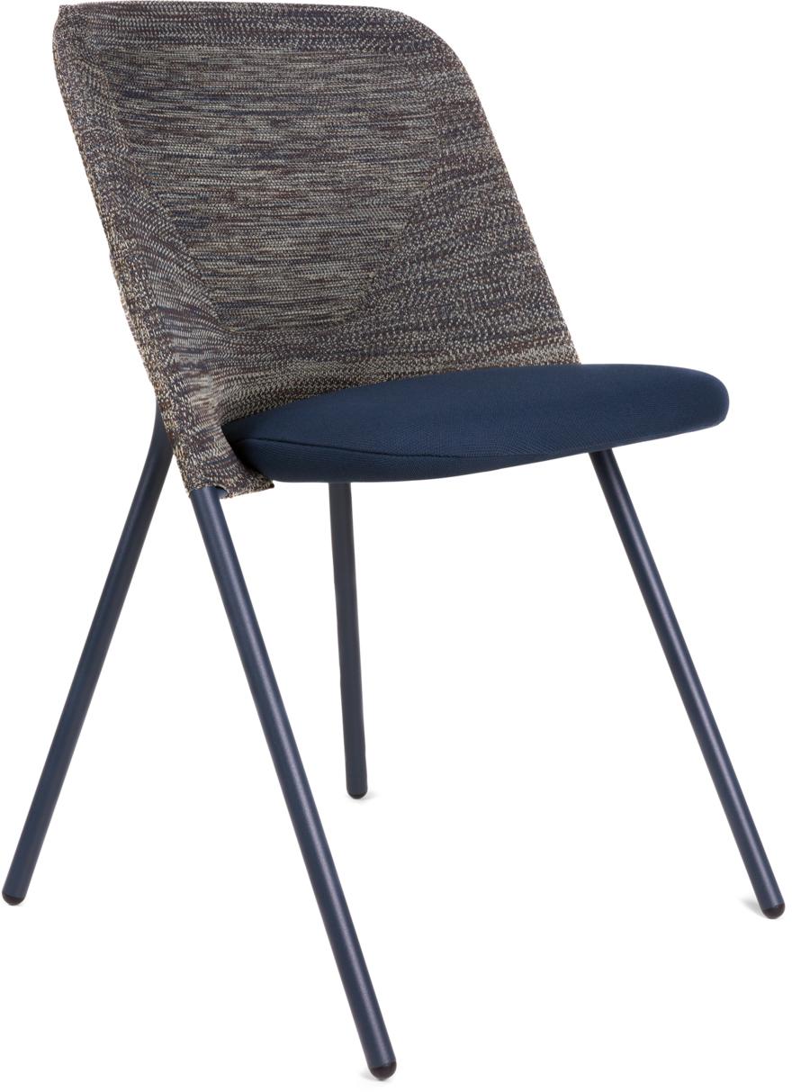 When we think of dining on foldable chairs we automatically recall a garden lunch of a day at the beach: lovely moments, but far from the most comfortable experiences. Practically versatile, cozily adorned with its padded seat and soft knitted