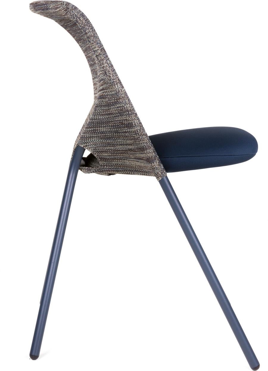 Moderne Chaise de salle à manger droite Moooi avec cadre en acier bleu et dossier en tricot gris en vente