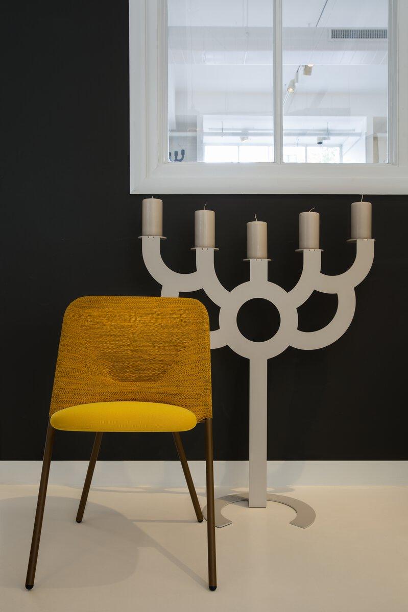 Chaise de salle à manger droite Moooi avec cadre en acier bleu et dossier en tricot gris Neuf - En vente à Brooklyn, NY