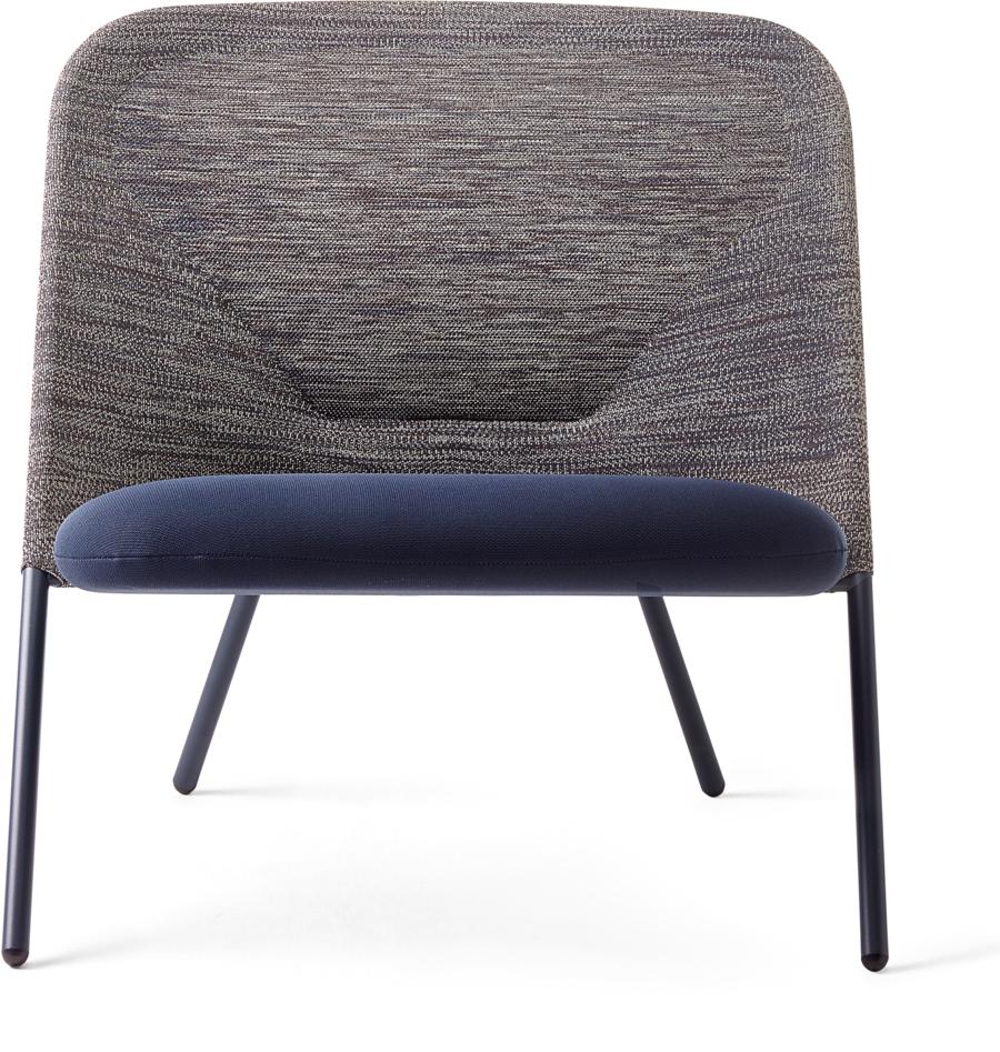 When folded, the chair is flat to facilitate shipping and storing, yet once unfolded it acquires a rounded, three-dimensional shape thanks to its comfy outfit, with a soft knitted backrest and padded seat. The Shift Launch Chair fits & shifts