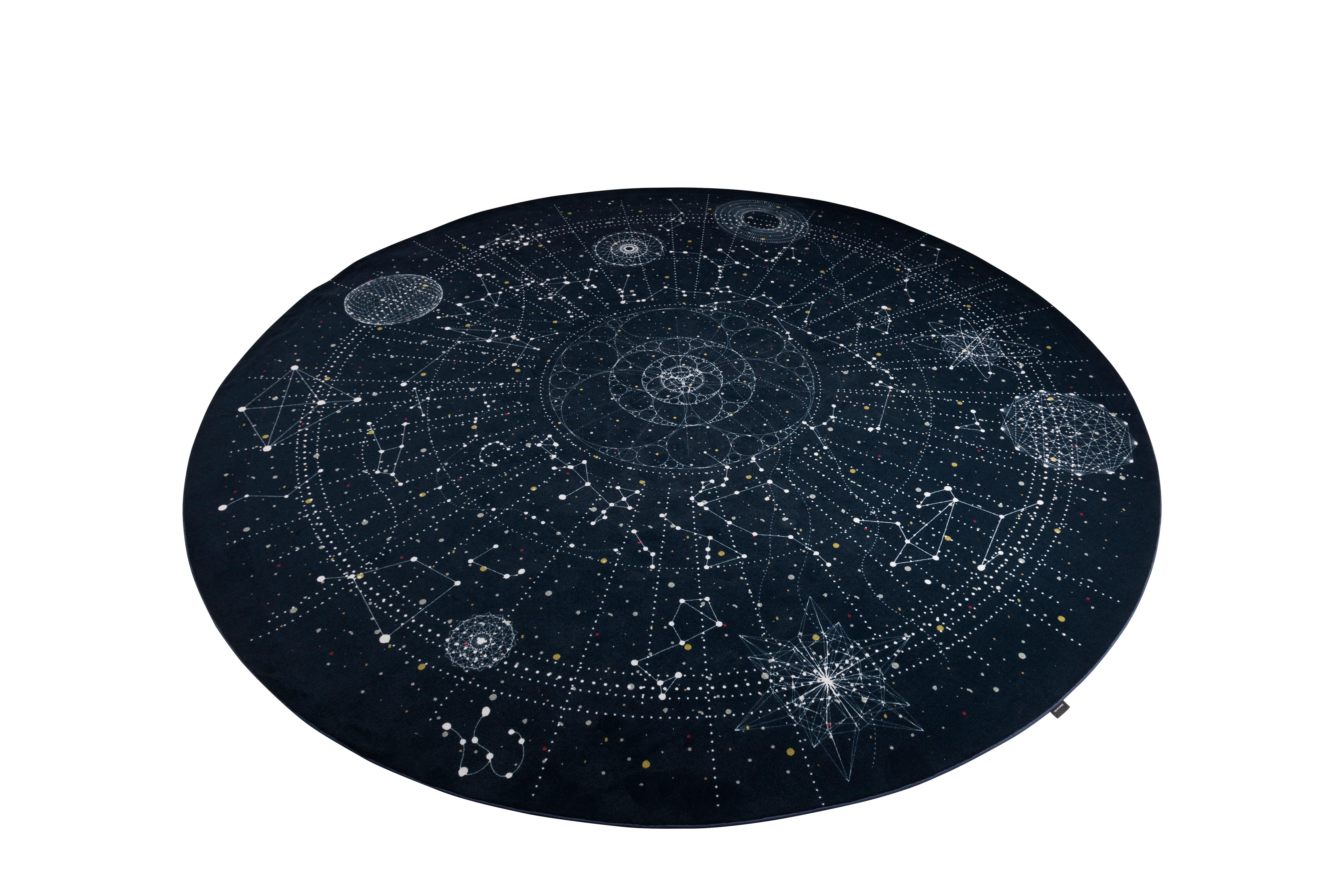 Moooi Kleiner Teppich Celestial aus Soft Yarn Polyamid von Edward van Vliet

Nach seinem Abschluss an der Design Academy Eindhoven im Jahr 1989 - Edward gehört zu der berühmten Generation niederländischer Designer, die seit vielen Jahren