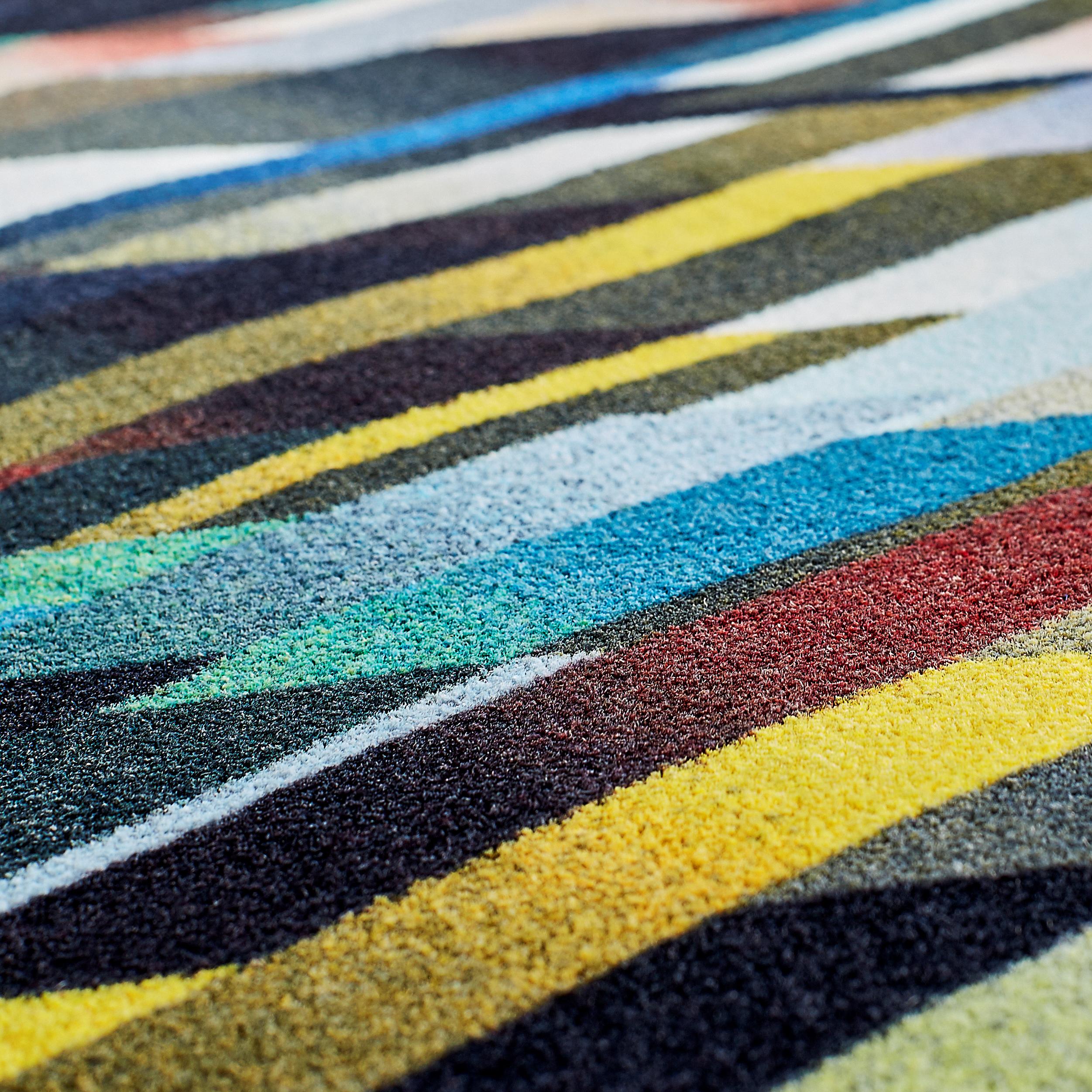 Moooi Small Diagonal Gradient Dark Teppich aus niedrigflorigem Polyamid von Kit Miles

Kit Miles ist das gleichnamige Studio für luxuriöses Oberflächendesign, das 2011 von der britischen Textildesignerin Kit Miles gegründet wurde. Bekannt für den