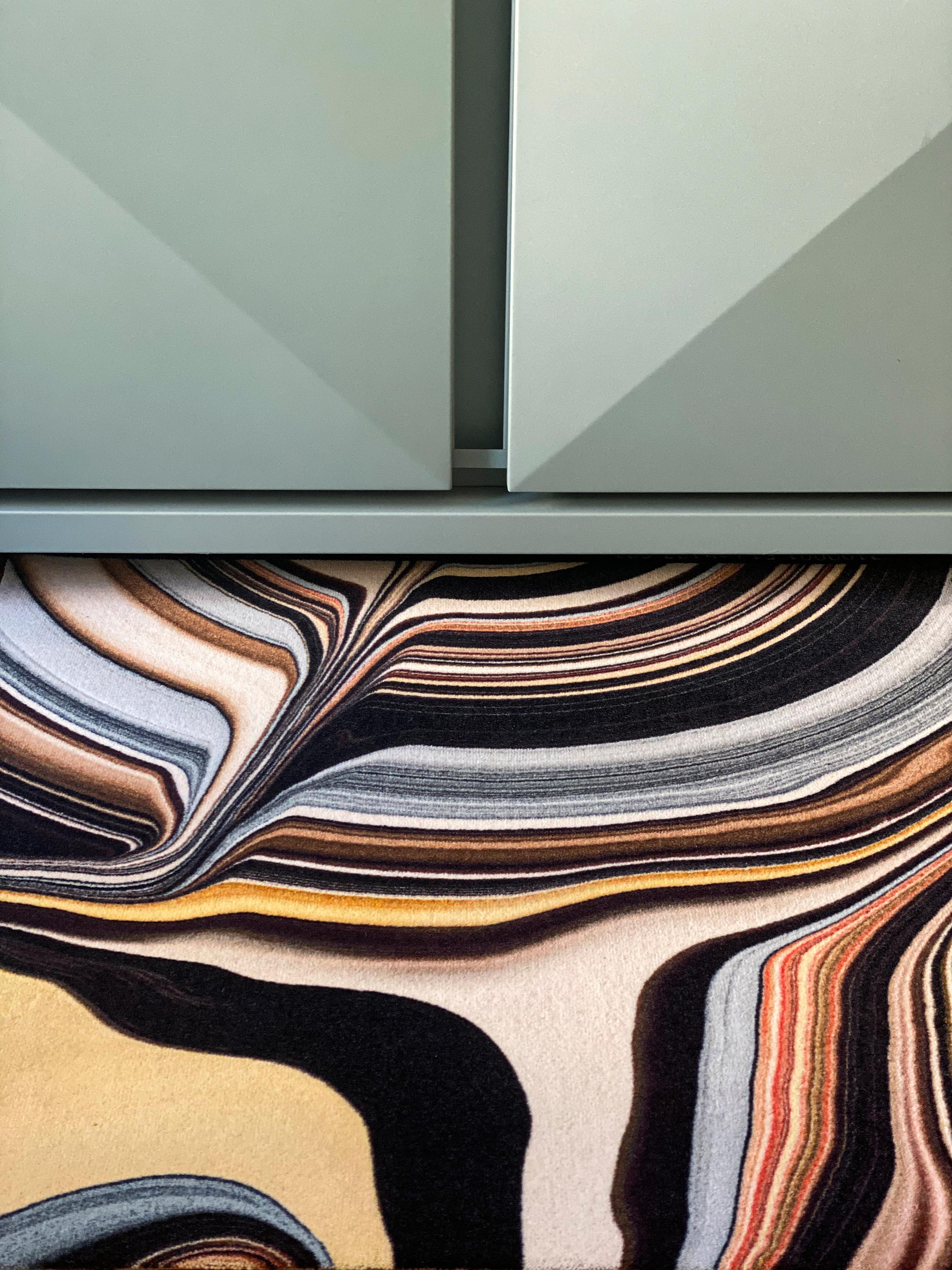 Moooi small liquid layers ara rectangle rug in low pile polyamide by Claire Vos.

Claire Vos a commencé ses études de design industriel à la 