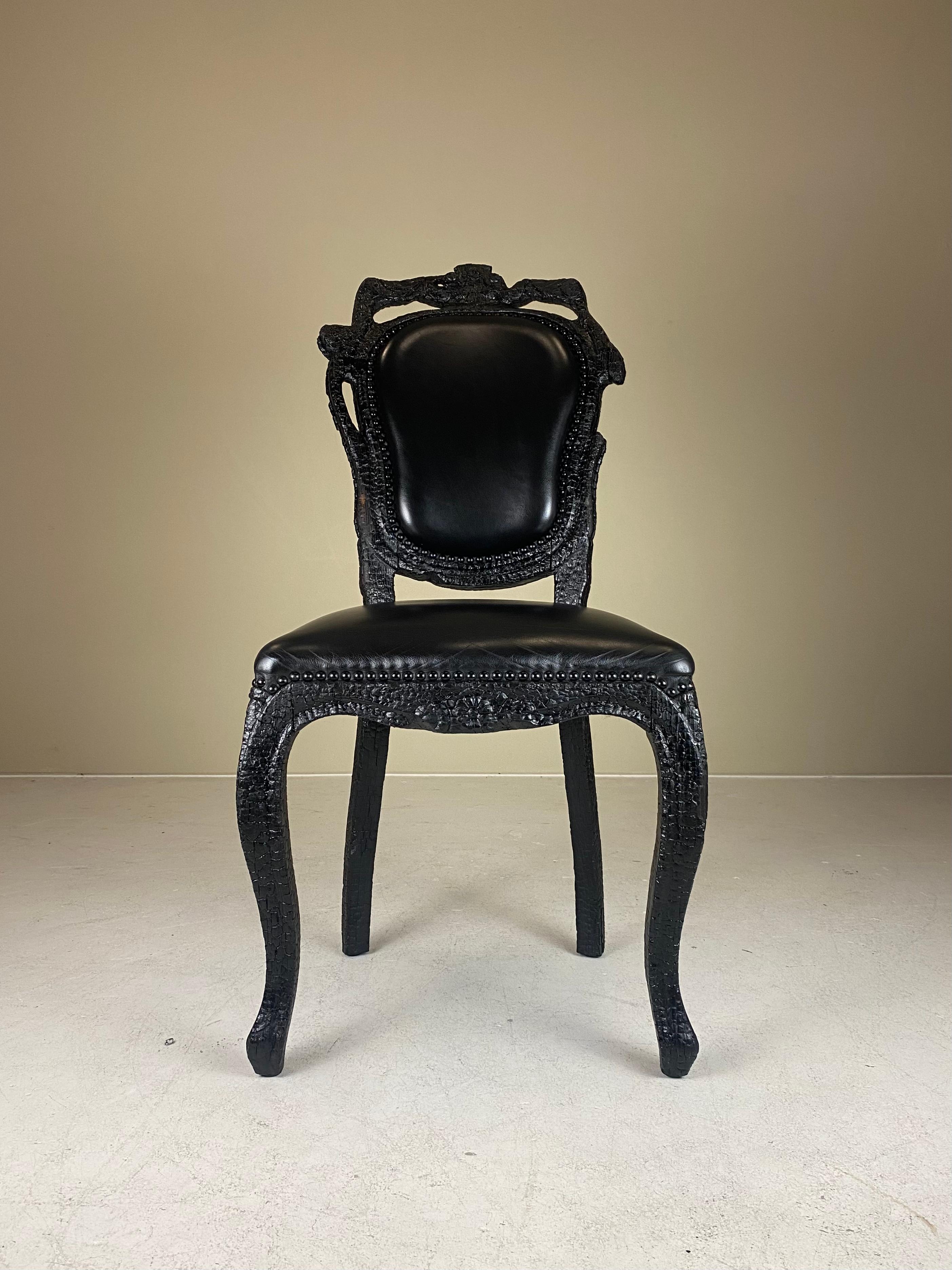 Die 2003-2004 von Moooi hergestellten Smoke Chairs von Maarten Baas bestehen aus teurem Leder in einem Rahmen aus gebranntem Holz - eine wirklich originelle und einzigartige Materialwahl. Smoke war Baas' Abschlussarbeit an der Design Academy