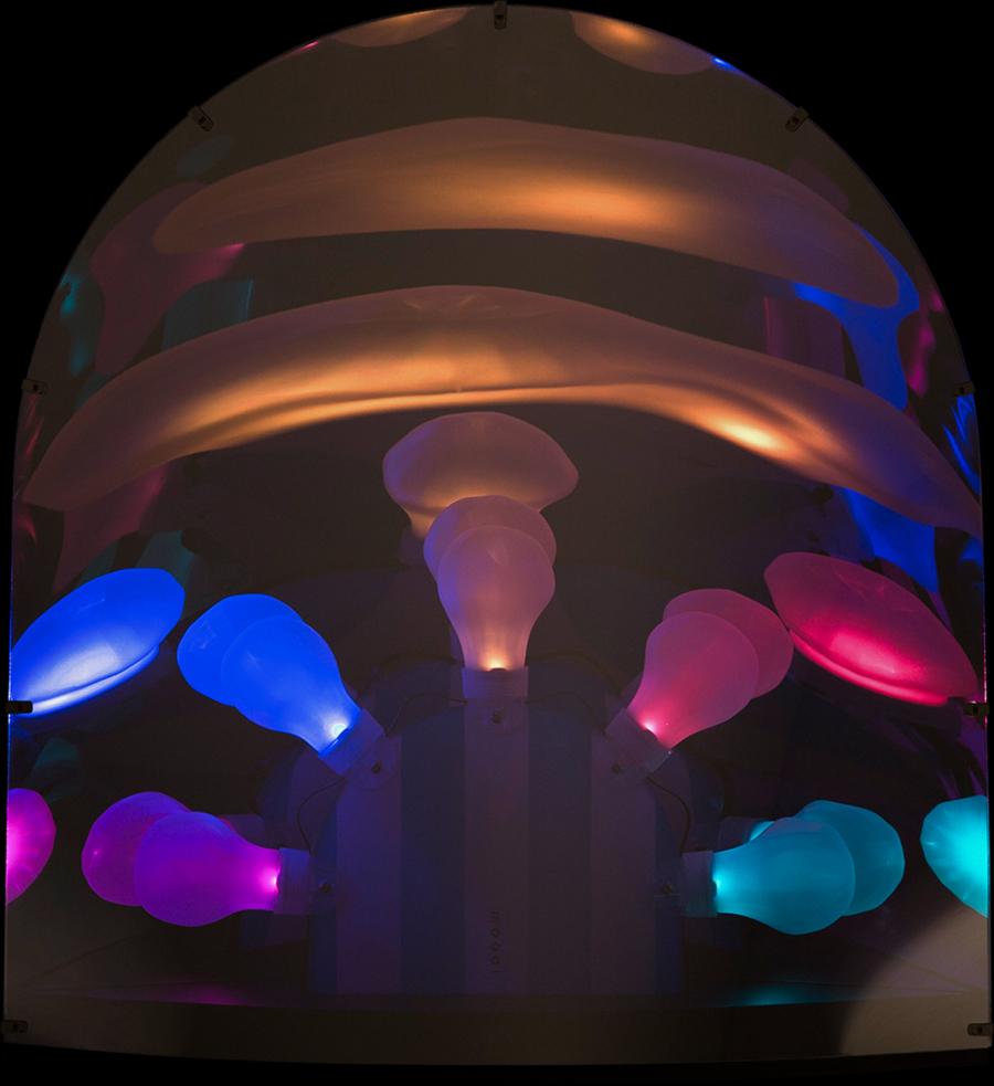 La lampe de table Space, conçue par Ward Wijnant, est autant un miroir qu'une lampe de table. À l'état brut, la lampe reflète son environnement, mais le miroir devient translucide lorsque la lampe est allumée. La lampe a quatre réglages de lumière