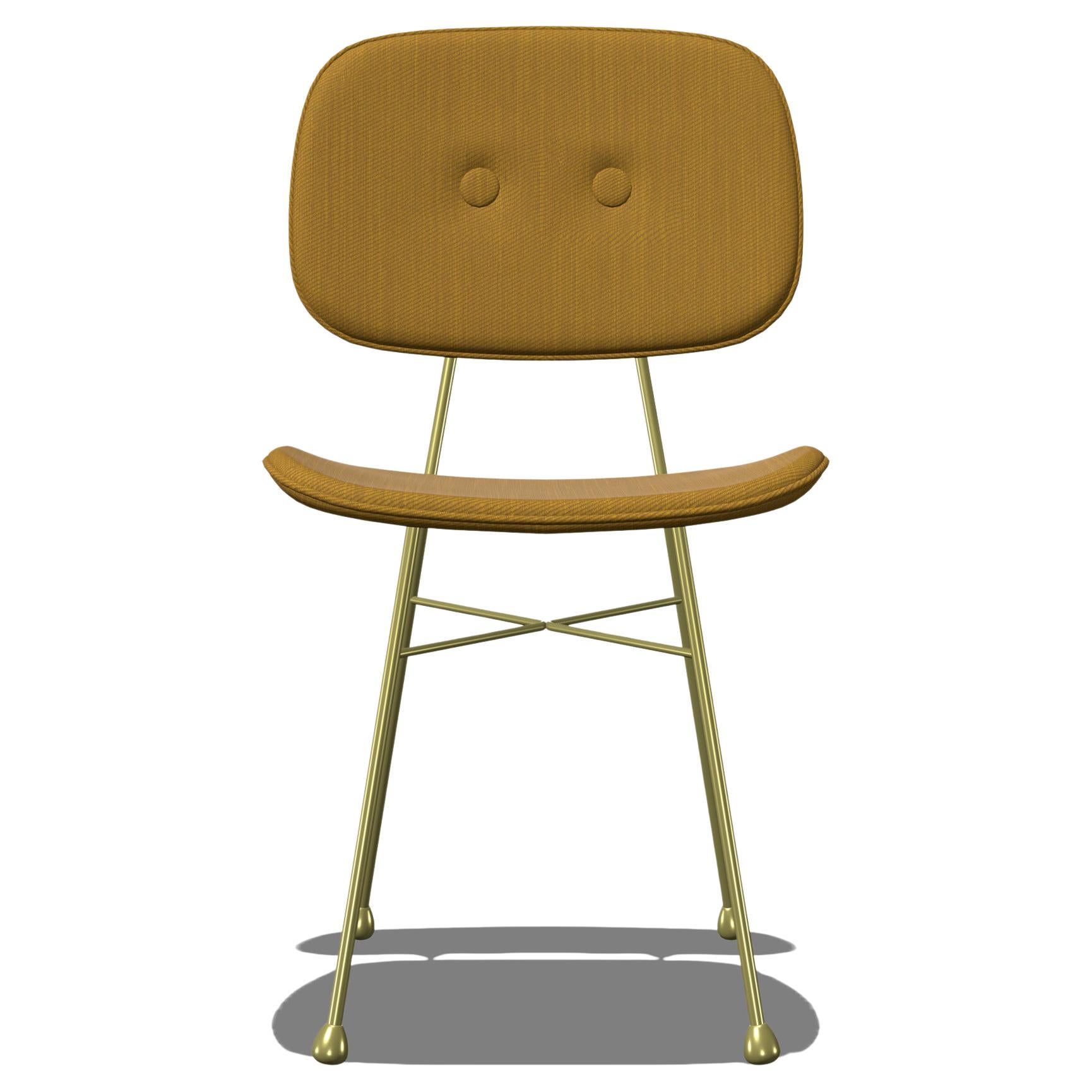 Moooi The Golden Chair avec cadre en acier doré et tissu d'ameublement Oray Ronan ocre en vente