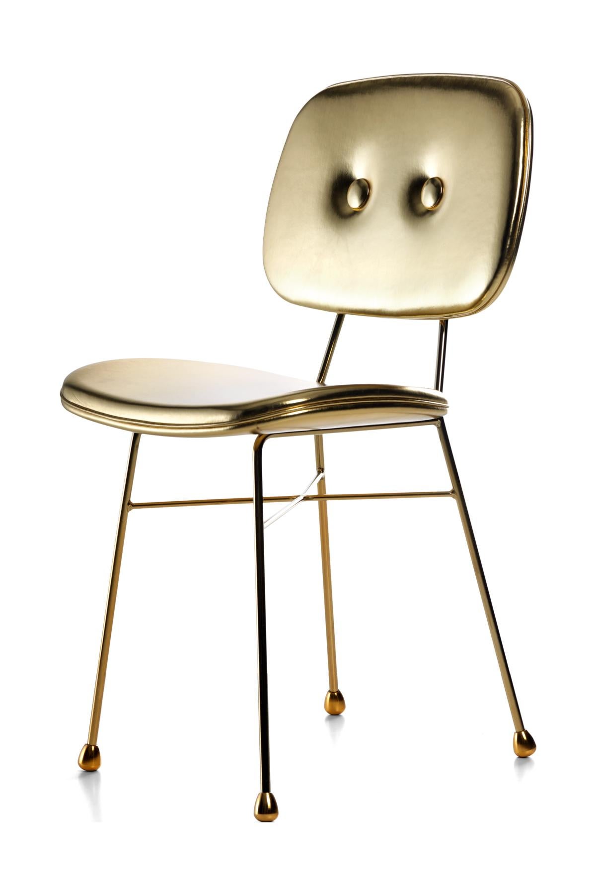 Under a mysterious magic spell, a retro-looking school chair is dipped in enchanted golden nectar, which washes away its austerity and crows it with a shiny aureole. Isn't this a typical school-time wish, while looking out of the window and hoping