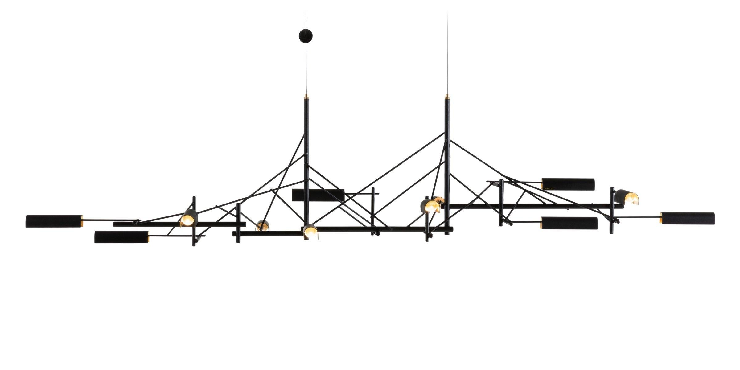 Tinkering, entworfen von Joost van Bleiswijk, besticht durch eine rhythmische Komposition aus schwarz beschichtetem Edelstahl und Messing. Diese Hängeleuchte ist in zwei Größen erhältlich, Tinkering 85 und Tinkering 140, die mit 7 bzw. 12