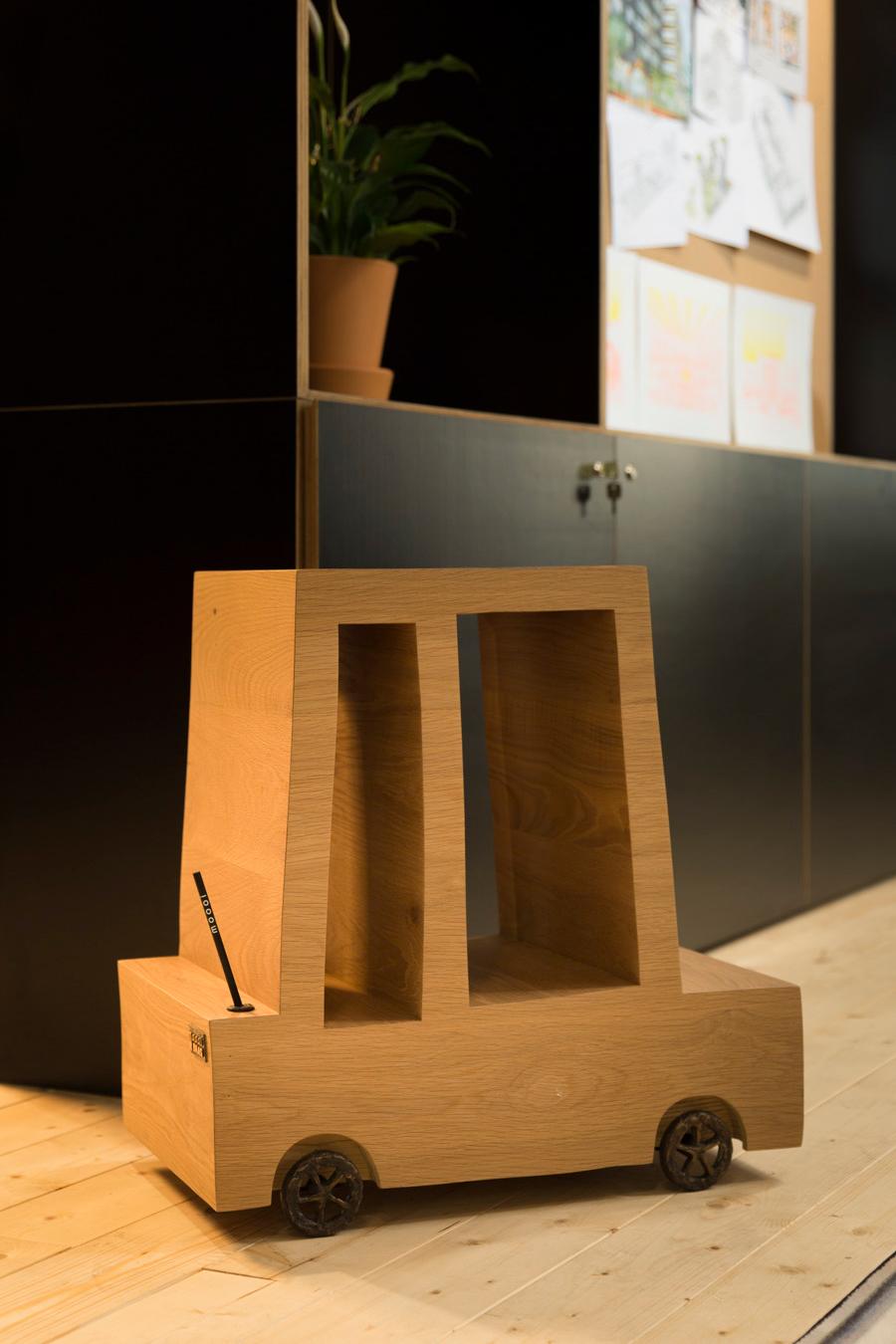 Niedriger Moooi Turbo-Tisch mit Holzrahmen von Maarten Baas (Moderne) im Angebot