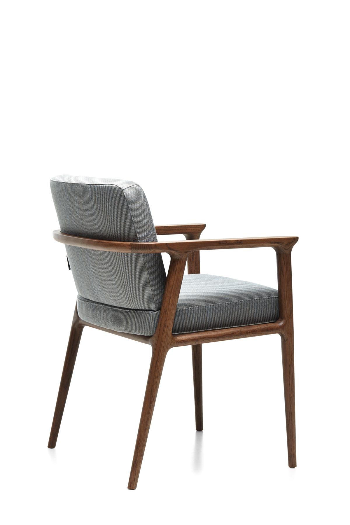 Dutch Moooi Zio Dining Chair in Griffin Upholstery with Oak Stained Cinnamon Frame For Sale