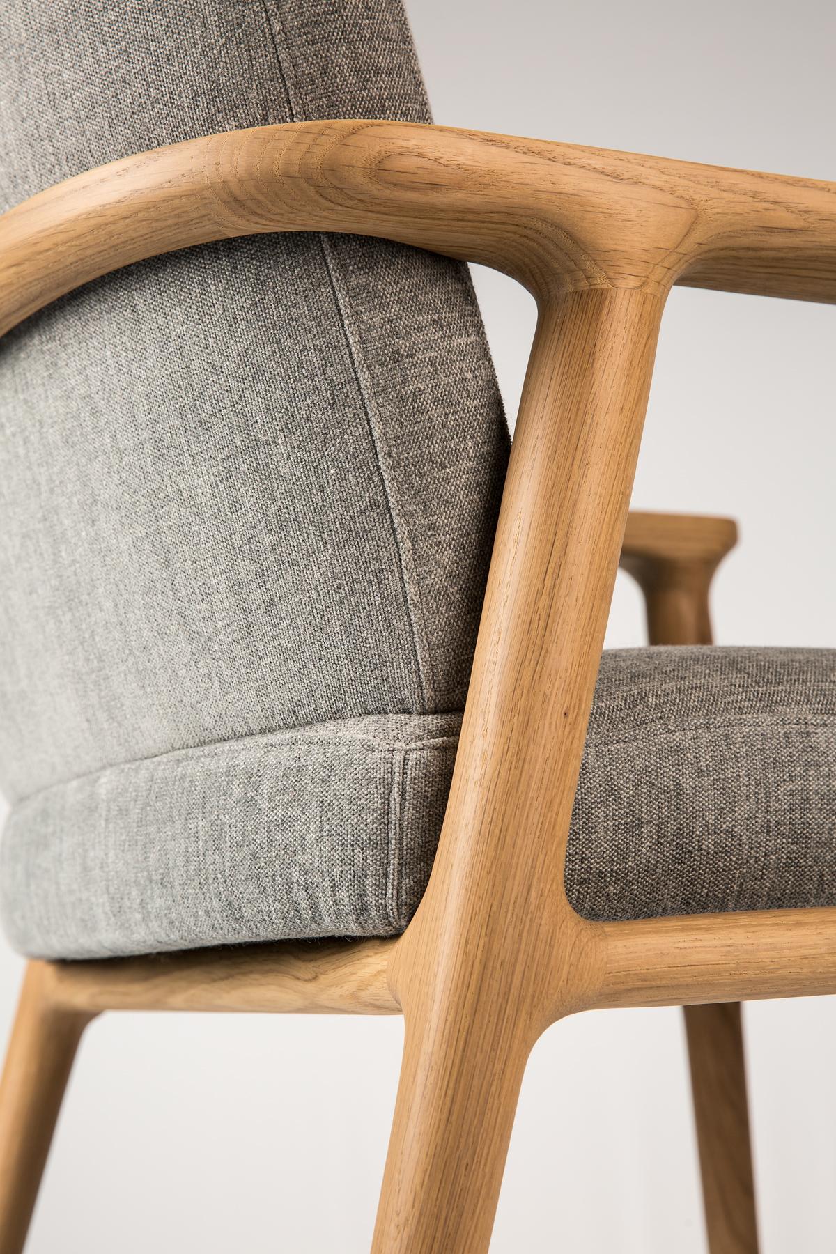 Moooi Zio Esszimmerstuhl mit Gefäß-Aluminiumsitz und Eichenholz gebeiztem Cinnamon-Rahmen (21. Jahrhundert und zeitgenössisch) im Angebot