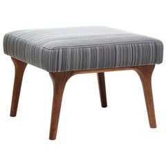 Poggiapiedi Moooi Zio in Manga, tappezzeria blu con struttura in Oak tinto cannella