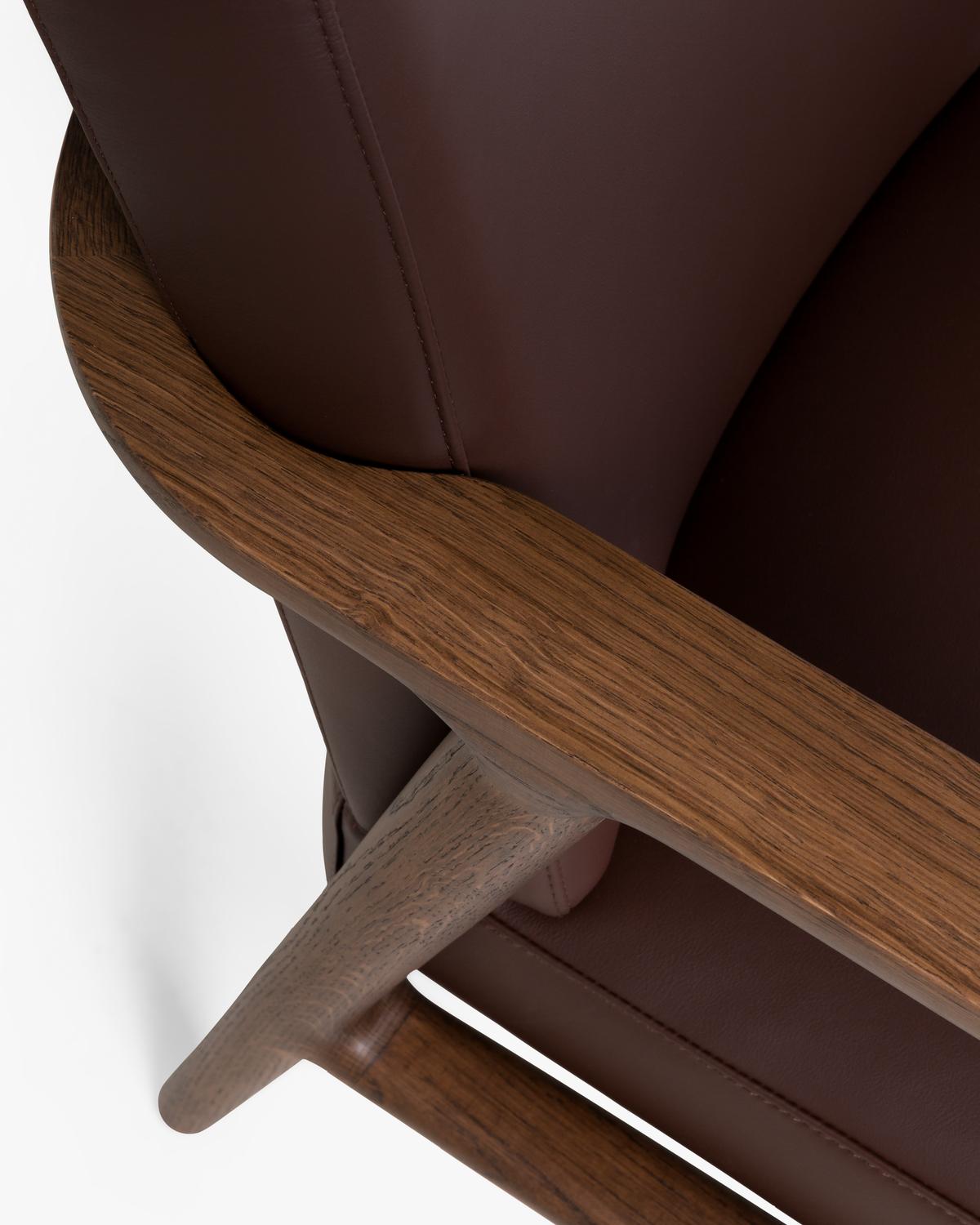 Dutch Moooi Zio Lounge Chair in Spectrum Brown Upholstery & Oak Stained Cinnamon Frame For Sale