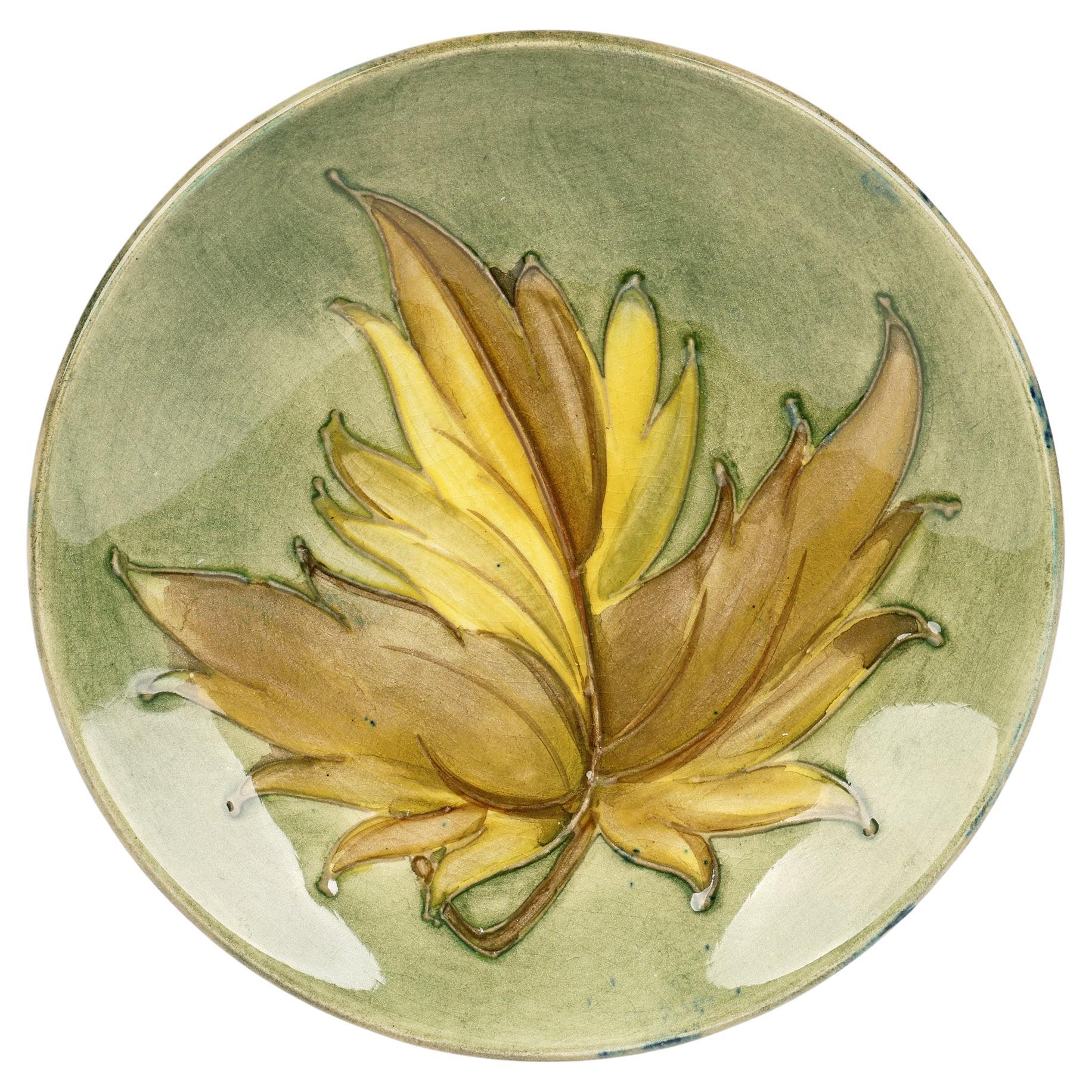 Plat en poterie Art Déco Moorcroft à motif de feuilles en tube  