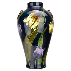 Vase en céramique avec décor de tulipes attribué à Moorcroft de style Art Nouveau