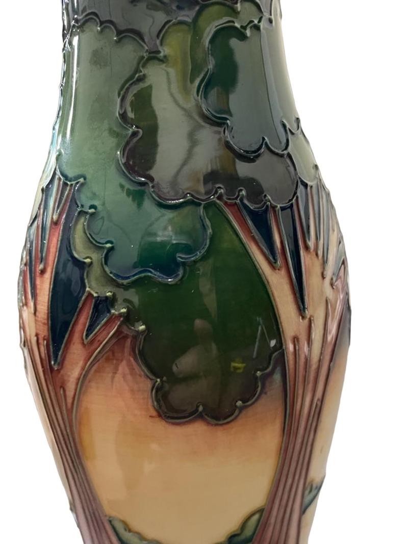 Vase de soirée Sky d'Emma Bossons, poterie d'art Moorcroft. Daté de 2003 en vente 3