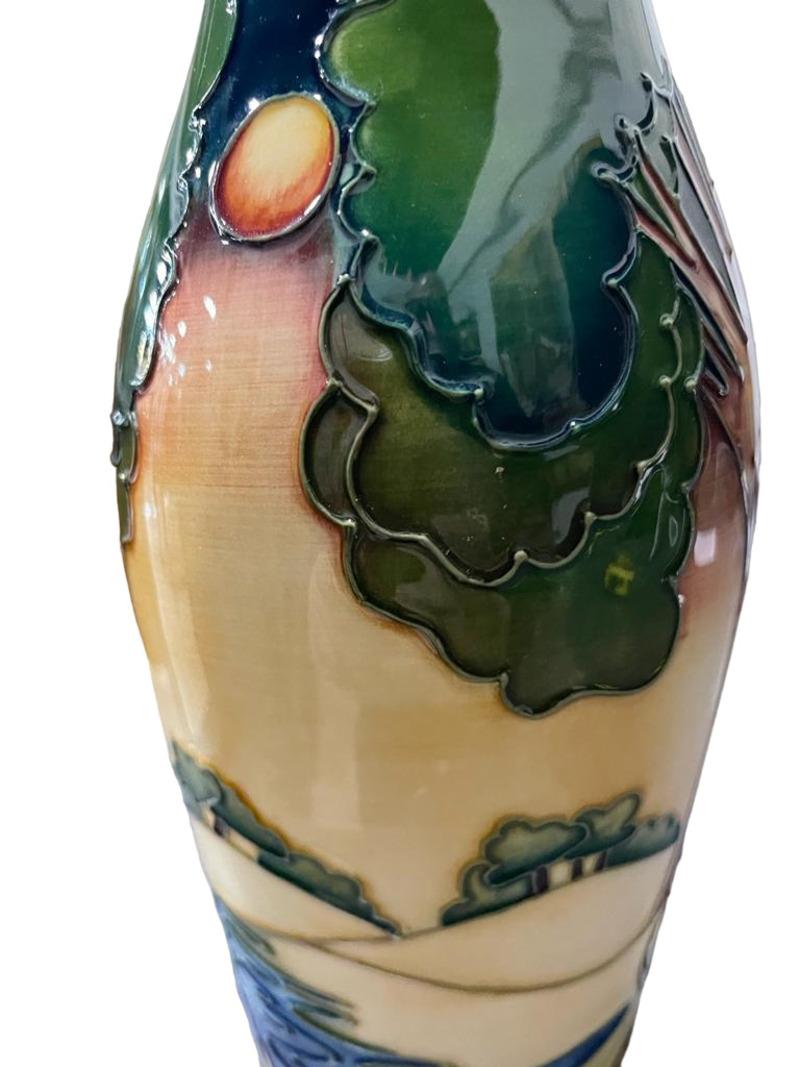 Vase de soirée Sky d'Emma Bossons, poterie d'art Moorcroft. Daté de 2003 en vente 4