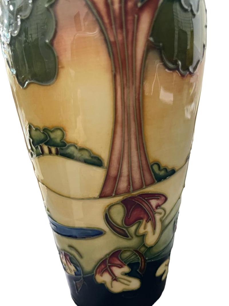 Vase de soirée Sky d'Emma Bossons, poterie d'art Moorcroft. Daté de 2003 Bon état - En vente à Richmond Hill, ON