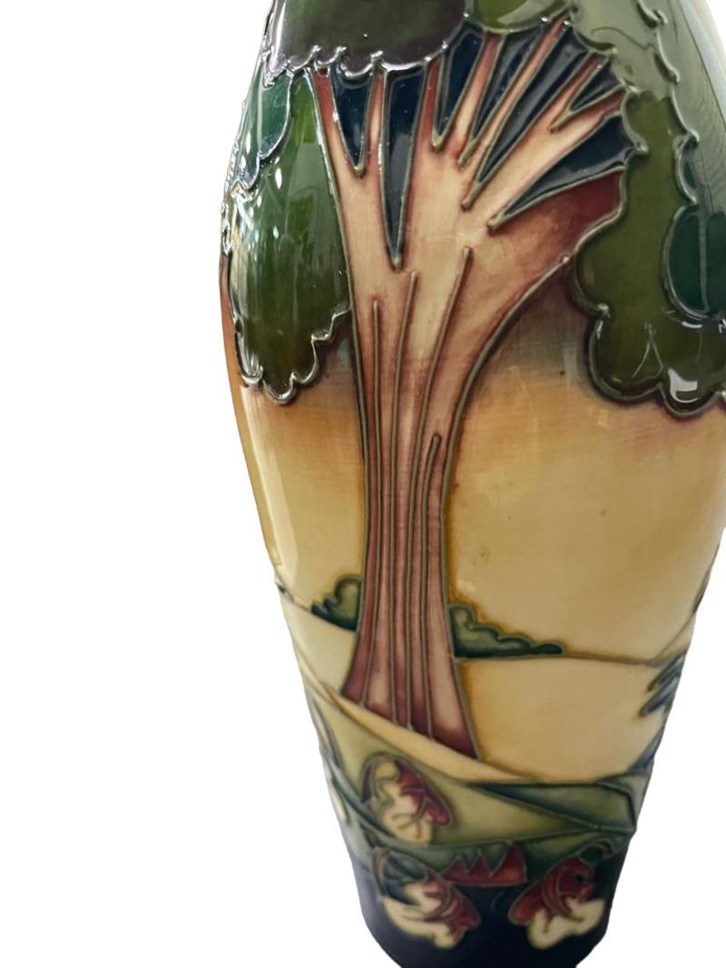 Céramique Vase de soirée Sky d'Emma Bossons, poterie d'art Moorcroft. Daté de 2003 en vente