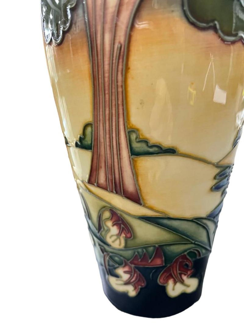 Vase de soirée Sky d'Emma Bossons, poterie d'art Moorcroft. Daté de 2003 en vente 1