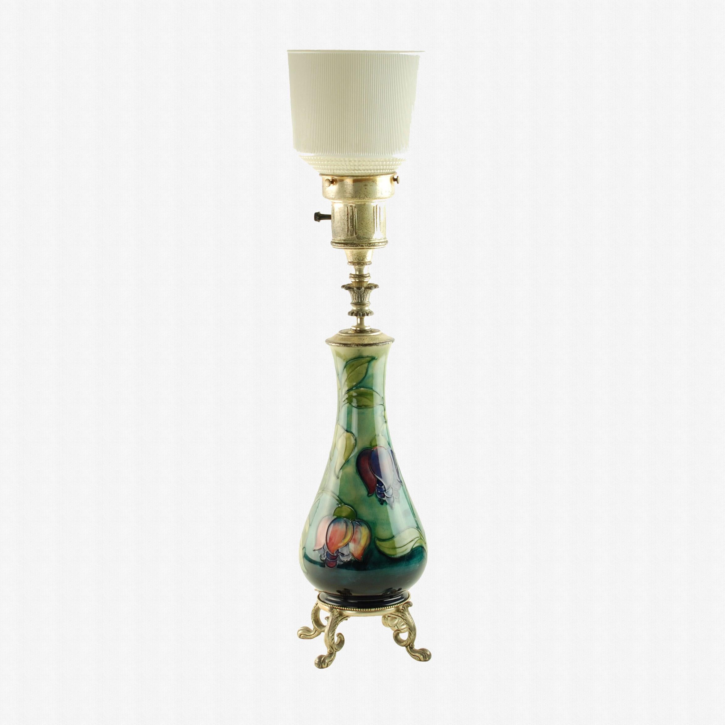 Art Nouveau Lampada con piede in Moorcroft Art Pottery 'Fuchsia' con ciotola con riflettore in vetro Lightolier in vendita