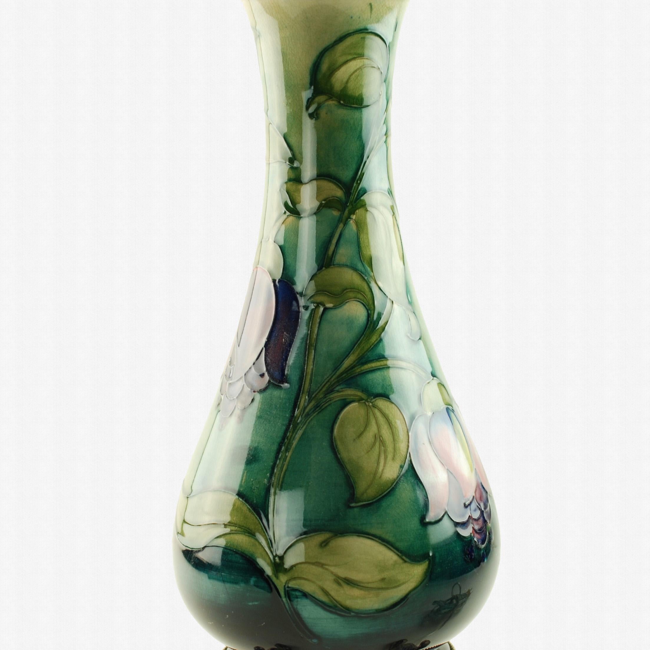 Metà XX secolo Lampada con piede in Moorcroft Art Pottery 'Fuchsia' con ciotola con riflettore in vetro Lightolier in vendita