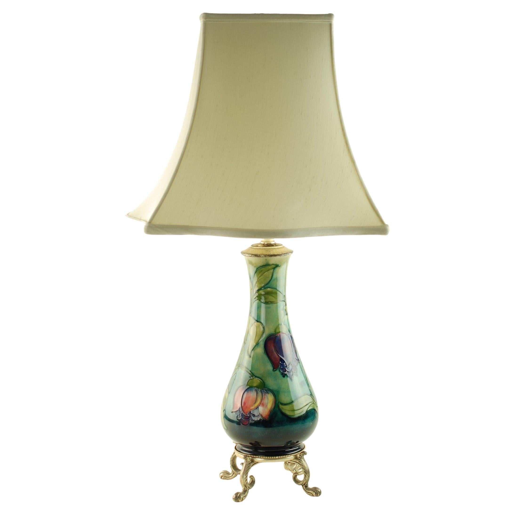 Lampe sur pied 'Fuchsia' en poterie d'art Moorcroft avec réflecteur en verre Lightolier