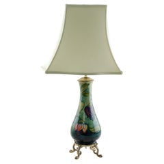 Lampe sur pied Flowersia de Moorcroft Art Pottery avec bol réflecteur en verre Lightolier