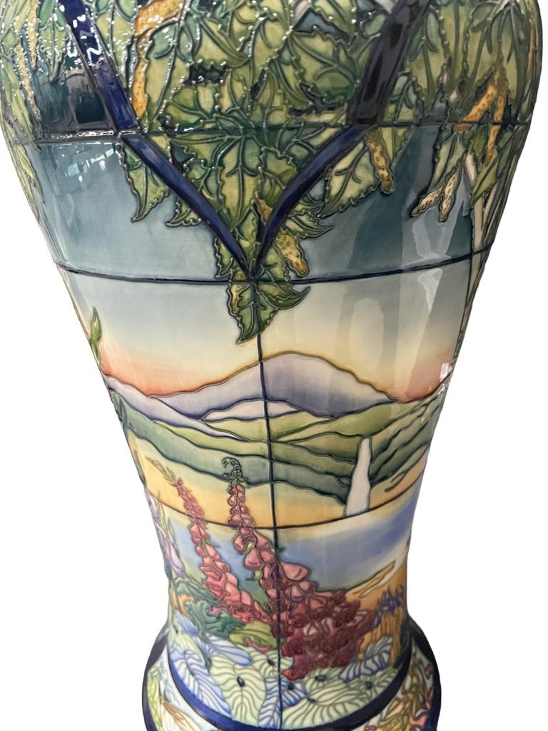 MOORCROFT Kunstkeramik Rachel Bishop Design PARRAMORE LARGE Vase, 2002 . (Arts and Crafts) im Angebot