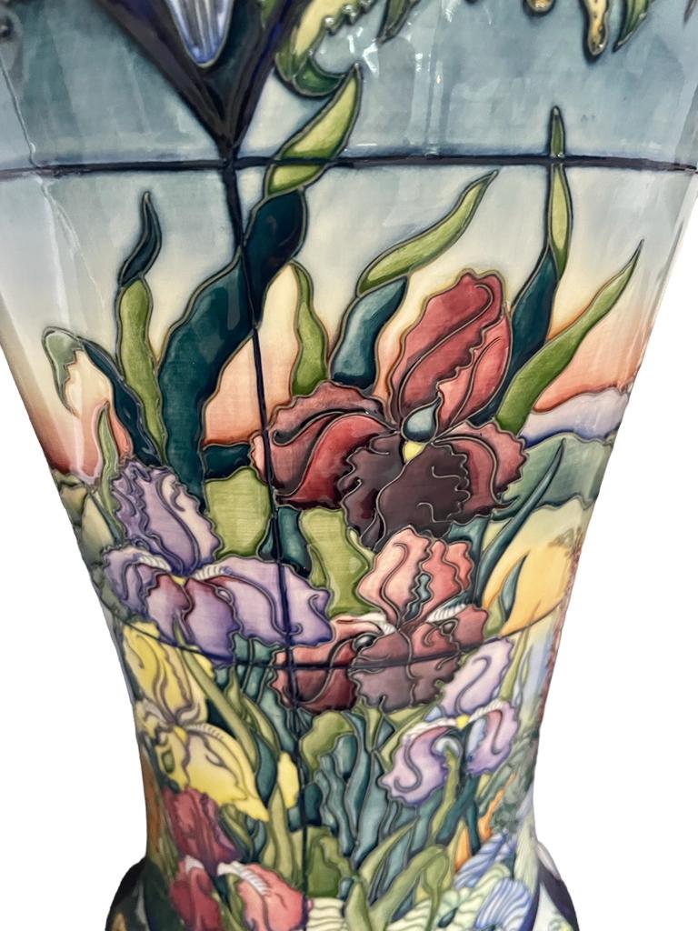 MOORCROFT Kunstkeramik Rachel Bishop Design PARRAMORE LARGE Vase, 2002 . (Englisch) im Angebot