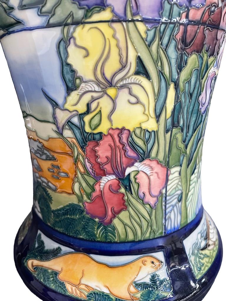 MOORCROFT art pottery Rachel Bishop Design PARRAMORE LARGE Vase, 2002 . In Good Condition For Sale In Richmond Hill, ON
