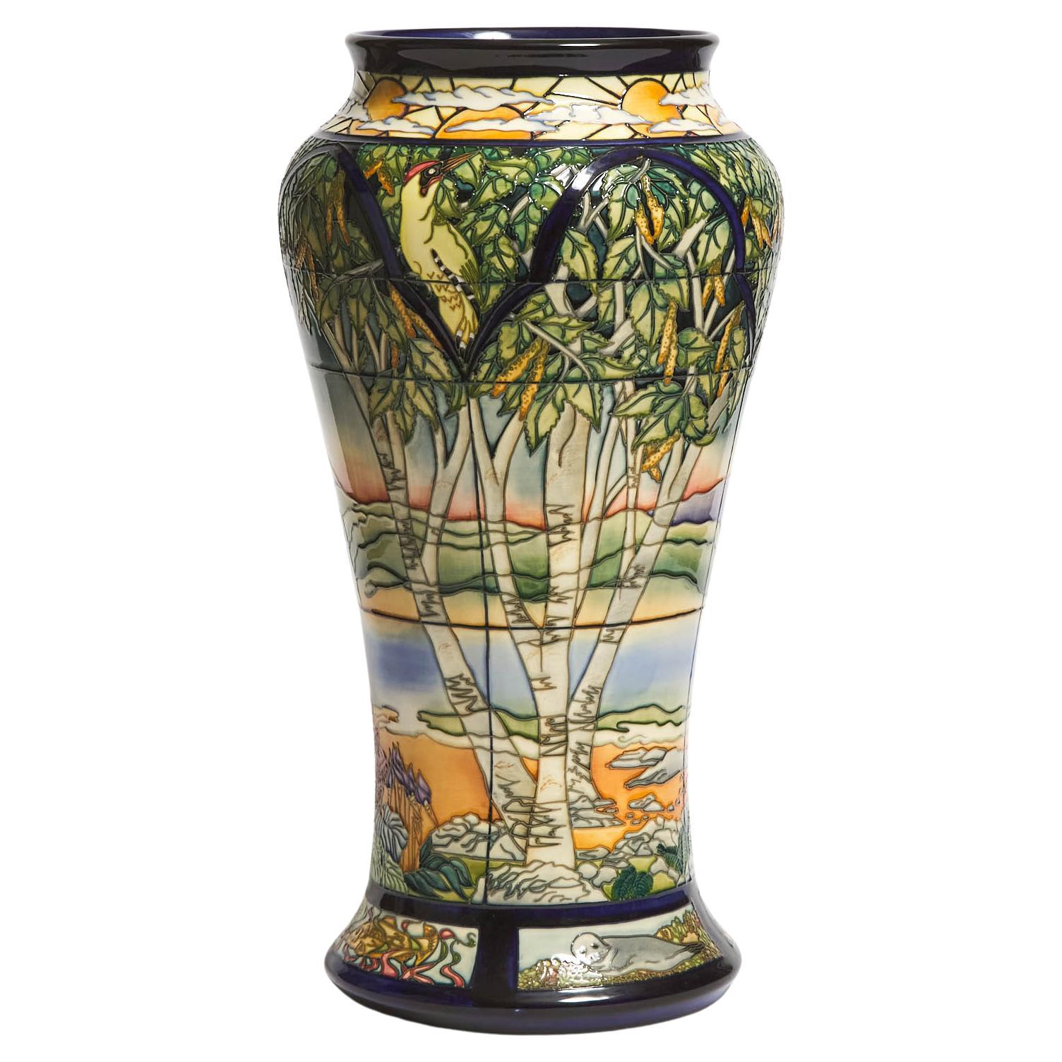 Grand vase MOORCROFT en poterie d'art Rachel Bishop Design, PARRAMORE, 2002