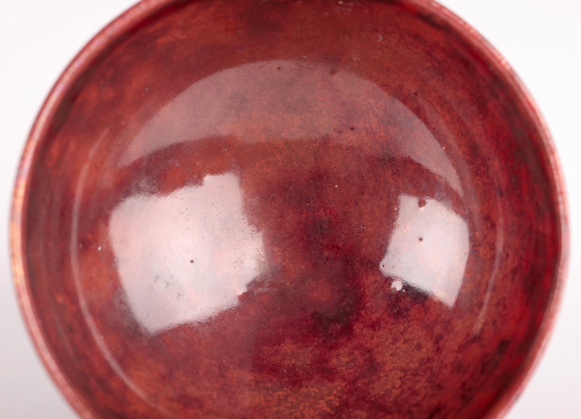 Début du 20ème siècle Moorcroft Arts & Crafts Bol miniature en poterie à glaçure mouchetée rouge en vente
