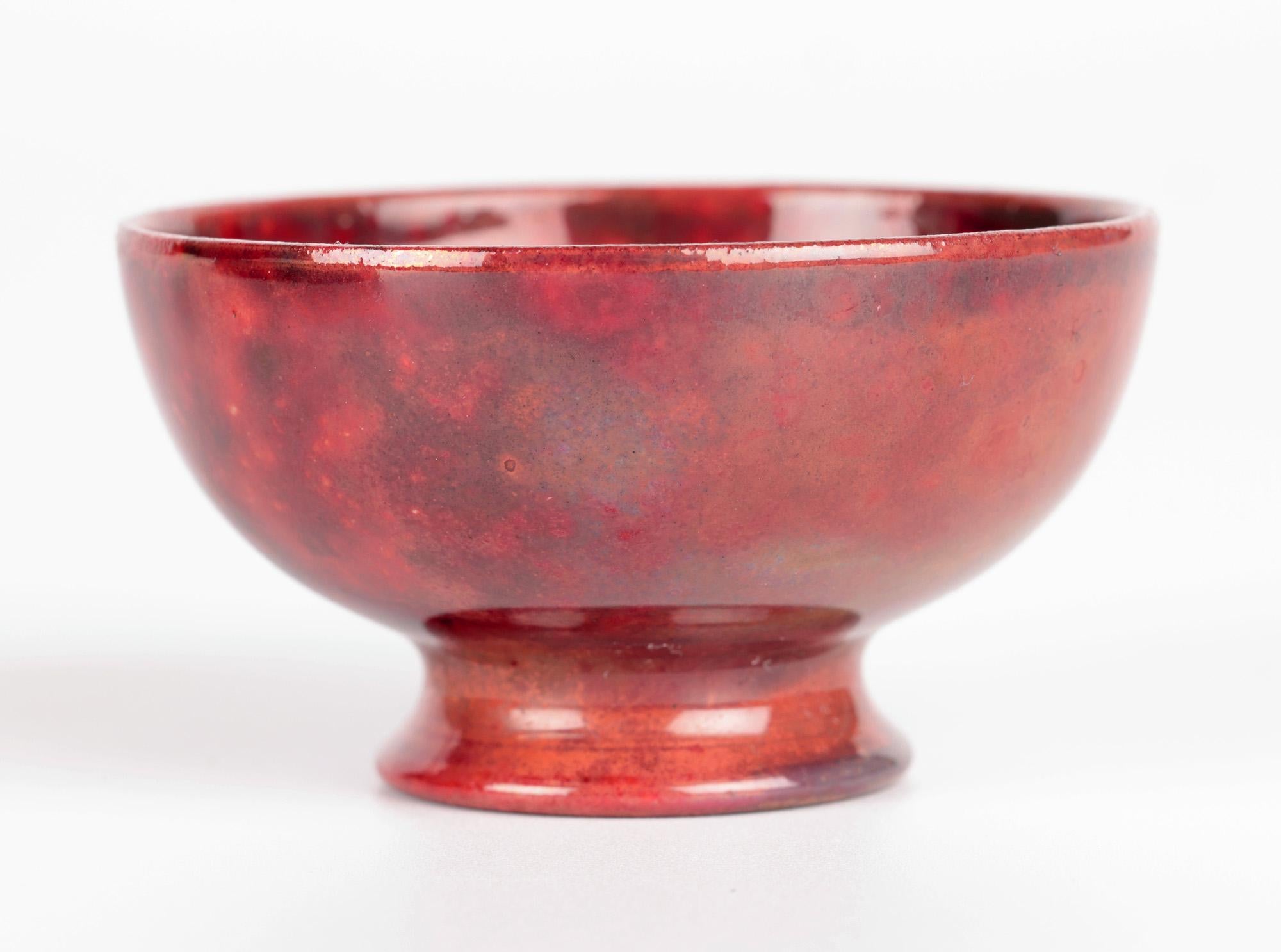 Moorcroft Arts & Crafts Bol miniature en poterie à glaçure mouchetée rouge en vente 1
